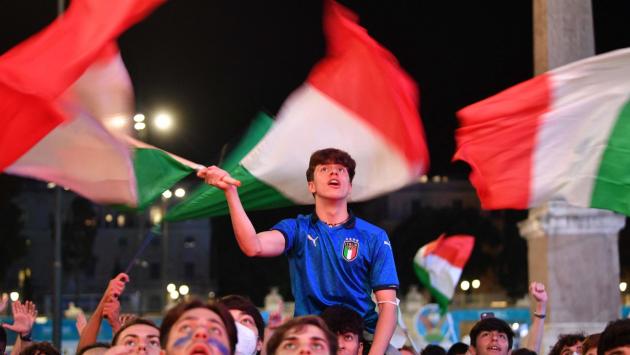 Stasera alle 21 la finale. Niente maxischermo in piazza, via libera soltanto nei bar e circoli