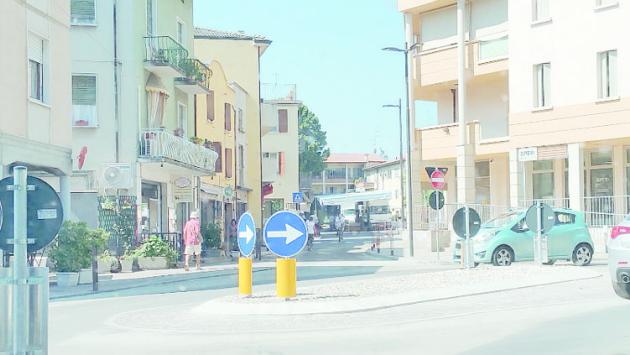 Non piace la rotonda «a fagiolo» di Monticelli.  Ma il Comune la difende