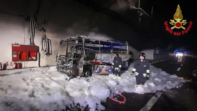 Bus a fuoco in galleria, l'autista salva 25 bambini