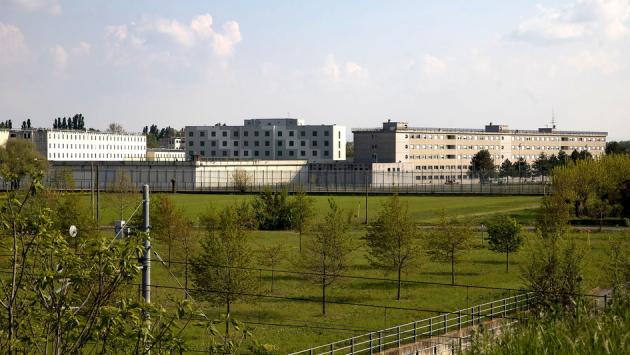 Detenuto dà fuoco alla cella: tre agenti intossicati