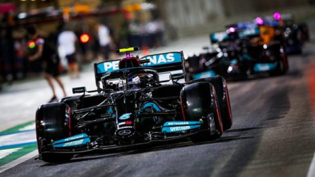 Hamilton batte Verstappen: partirà davanti nella sprint race a Silverstone