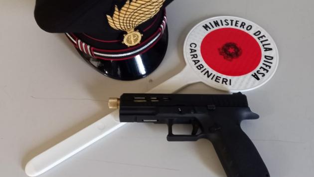 In giro con la pistola (finta) sparava colpi in aria: ventenne denunciato