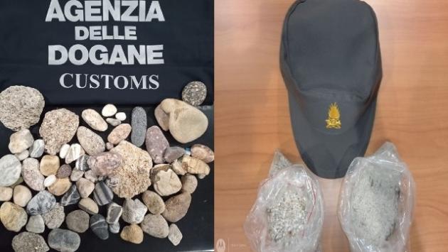 Rubano sabbia e conchiglie, 11 turisti multati a Cagliari