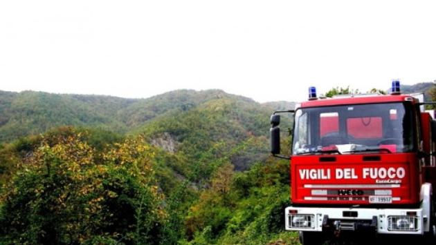 Sterpaglie in fiamme nel greto del torrente Parma