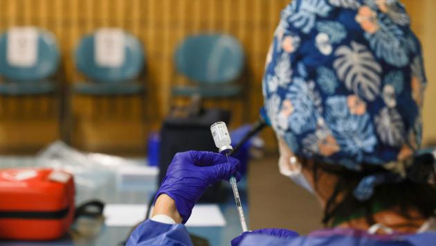 Le testimonianze dei medici e di chi è guarito: «Vaccinarsi subito»