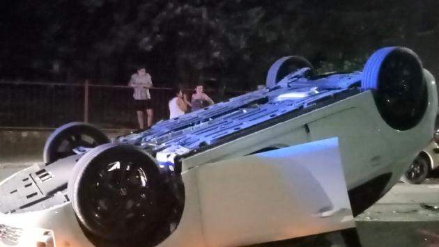 Perde il controllo dell'auto e si ribalta in via Tasso