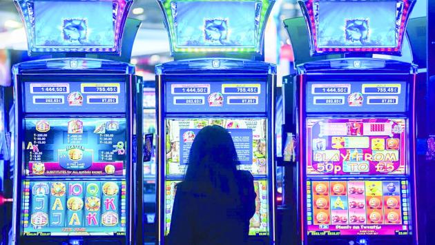 «Troppo vicine a chiese e scuole»: sì alla chiusura di tre sale slot