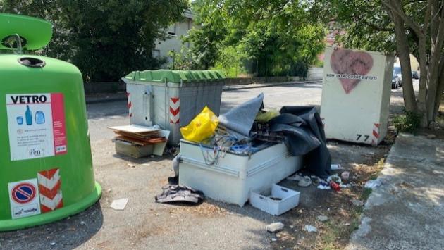 Via Testi, attorno alla campana del vetro ha preso casa una discarica
