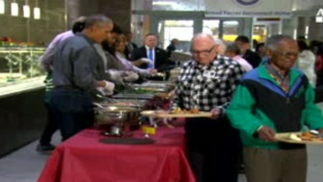 La famiglia Obama con i veterani per il Thanksgiving