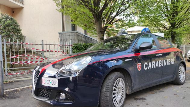 Un abbraccio da un'amica? No, il furto della catenina