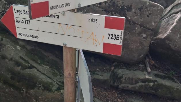Danneggiati o fatti sparire: sui sentieri è «strage» di cartelli del Cai