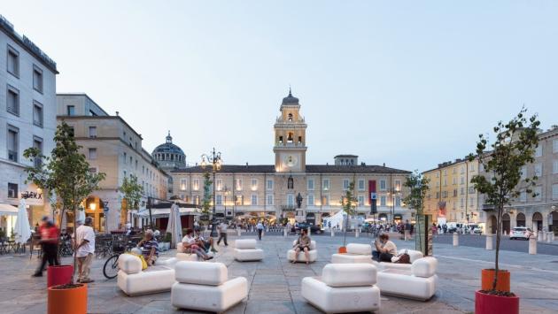 Piazza Garibaldi, la Panchina Post Pandemica cambia forma