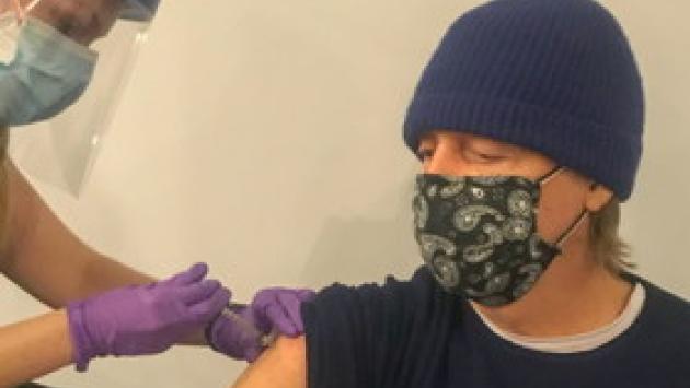 Covid, Paul McCartney si vaccina "E' cool, fatelo anche voi"