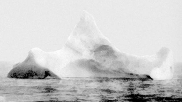 Crolla 'iceberg' nel  museo del Titanic, 3 visitatori feriti