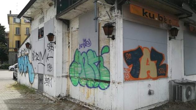 Ancora muri imbrattati. Il sindaco: «Vandali, ripulire costa migliaia di euro»