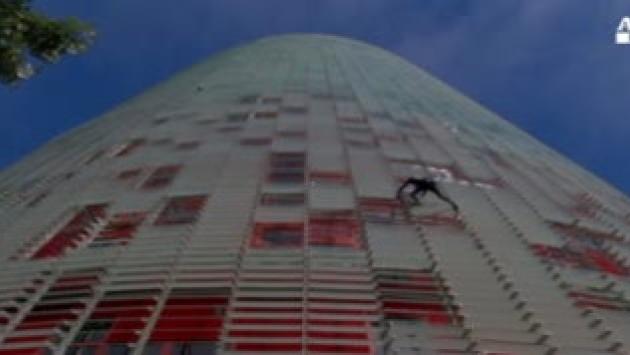 Lo spiderman francese scala un grattacielo  a mani nude