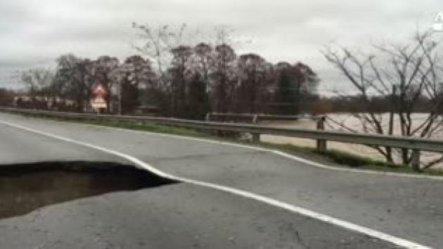 Maltempo: la strada crolla "in diretta"