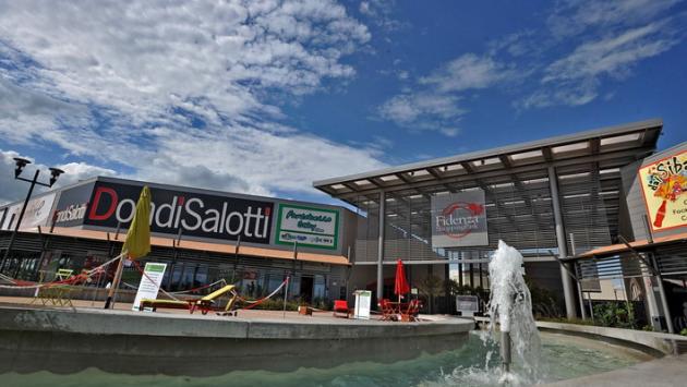 Giovane a torso nudo crea scompiglio allo Shopping Park