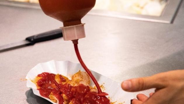 Vw bandisce la carne dalle mense, l'ira di Schroeder 'salvate il currywurst'