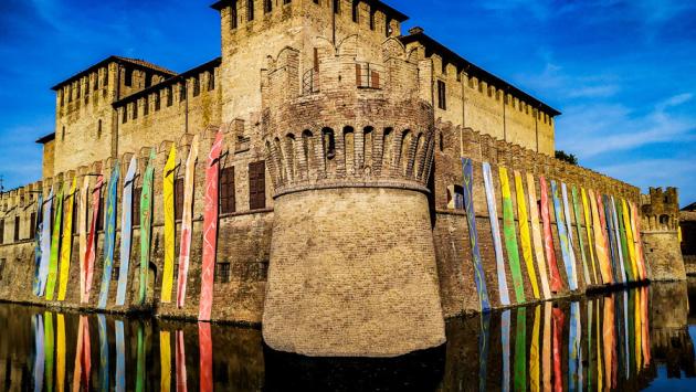 The Rainbow of Peace: gli arcobaleni di Dale colorano la rocca di Fontanellato