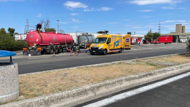 Cisterna perde acido cloridrico in A1: intervento all'area di servizio San Martino
