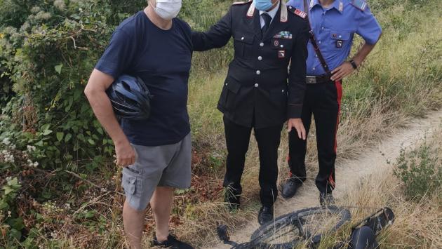 Turista cade con la bici tra i rovi in una scarpata: salvato dai carabinieri