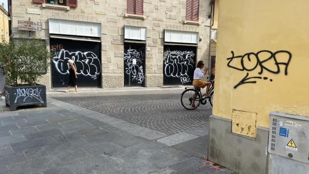La città nella morsa dei graffitari - Le foto