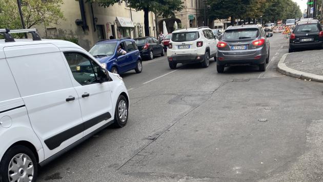 Via Emilia e via Zarotto, cantieri senza segnaletica: viabilità e caos - Video
