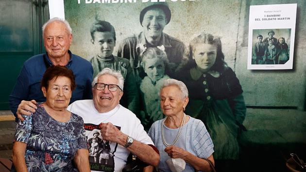 Il soldato Adler incontra i «bimbi» dopo 77 anni: la foto come allora