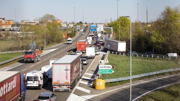 Tamponamento in tangenziale nord alla Crocetta: due auto ferme in mezzo alla strada