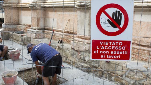 Ritornano le catene per difendere il Battistero