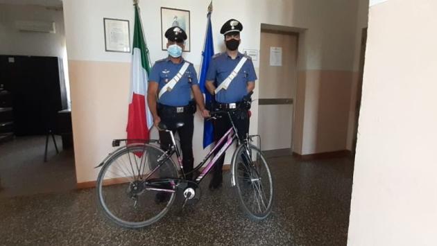 Mette in vendita online una bicicletta rubata, il proprietario la riconosce e va all'appuntamento con i carabinieri: denunciato per ricettazione