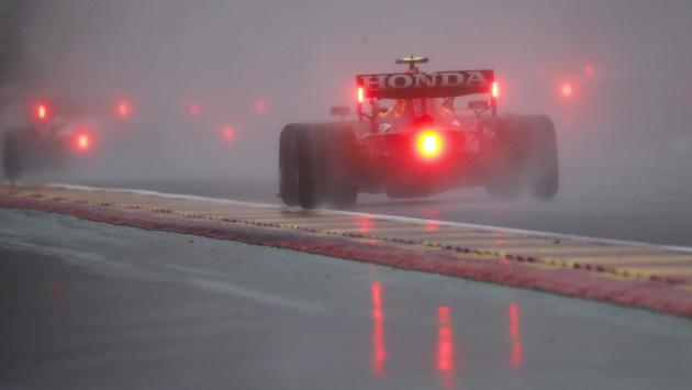 Pioggia e rinvii: Verstappen vince il Gp dei "tre giri" (e di metà punteggio)