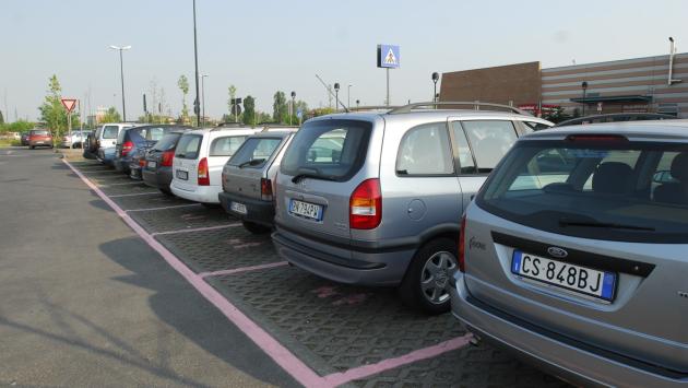 Arrivano multe salate per chi occuperà i parcheggi riservati a donne in gravidanza e genitori con bebè