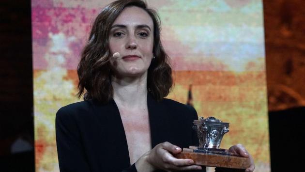 Giulia Caminito vince il premio Campiello 2021 con "L'acqua del lago non è mai dolce"