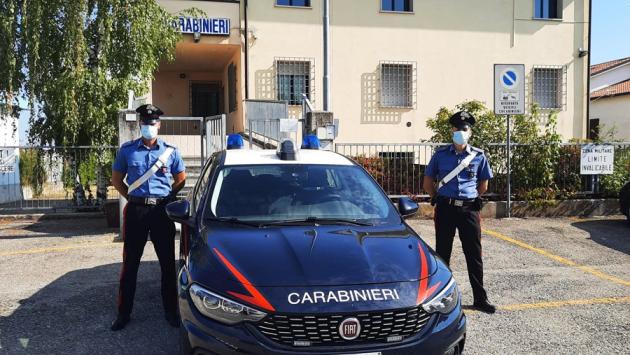 Strappano la collana a un 17enne che attende il bus: divieto di avvicinamento e obbligo di presentazione alle forze dell'ordine per due 18enni