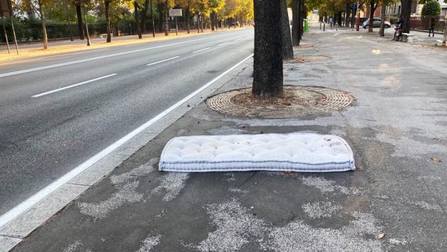 "Giorno numero 3: e il materasso resta nel controviale dello Stradone"