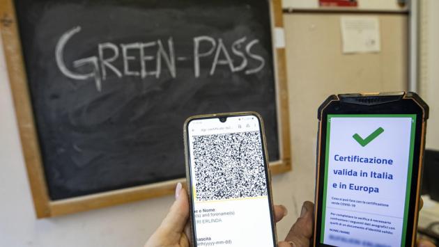 Le nuove regole del green pass: controllati genitori, operatori delle macchinette e "postini"