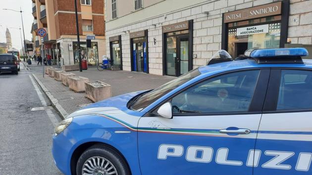 Donna rapinata al bancomat: «Grazie a chi mi ha aiutato»