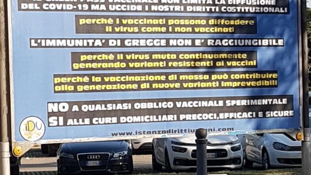 Pubblicità no-vax in via Montebello, è polemica