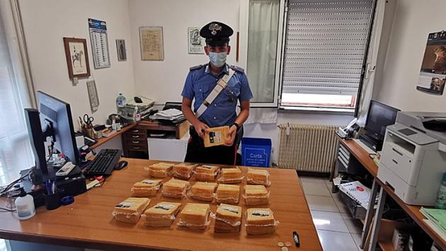 Il ladro con la passione del parmigiano 30 mesi: ne ruba 20 chili e poi finisce in manette