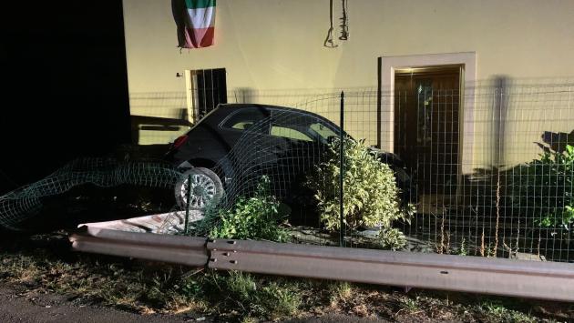 Torrile, auto che finiscono nel giardino. La proprietaria: "Fate qualcosa!"
