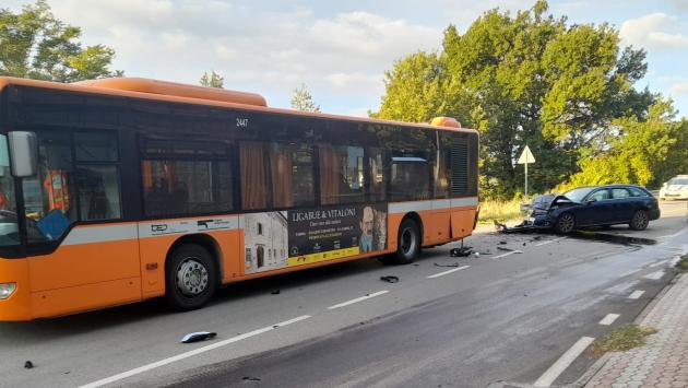 Auto tampona la corriera a Viazzano: tre feriti