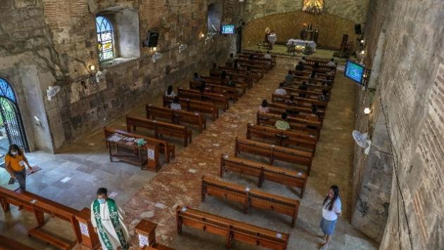 Il green pass non entra in chiesa, a Messa si va senza.