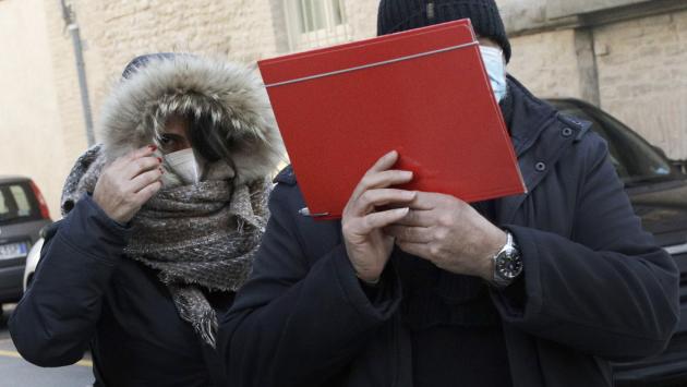 Permessi «facili»: chiesto il rinvio a giudizio per la poliziotta, il marito e 14 immigrati