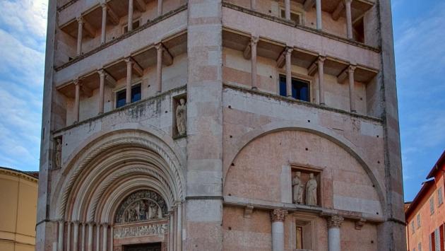 Ubriaco, scatena una violenta lite col vicino di casa e poi aggredisce i poliziotti: arrestato