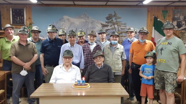 90 anni da alpino: festa per Mario Tassi e Valerio Benecchi