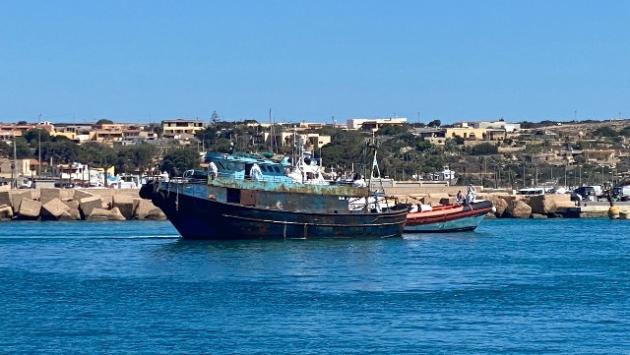 Migranti: maxisbarco a Lampedusa, sono in tutto 686 