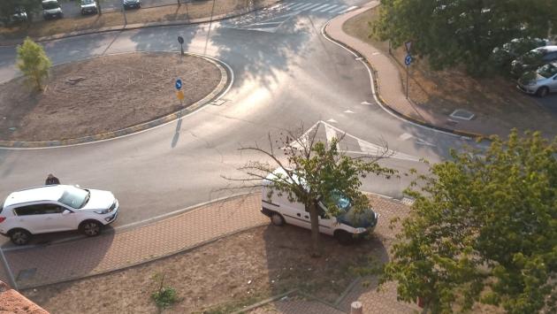 Auto parcheggiata...all'ombra in via Picasso