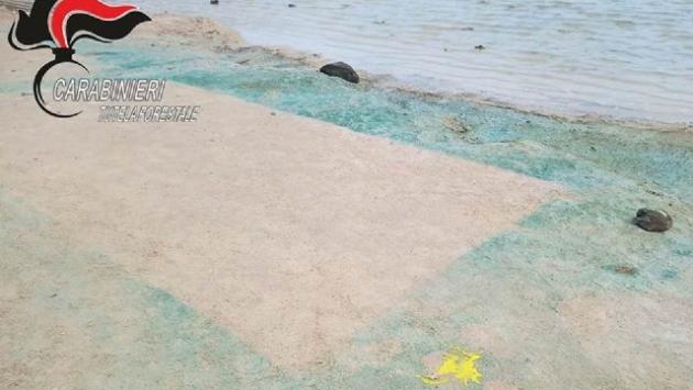 Deturpa con i colori la spiaggia lago di Venere a Pantelleria, denunciata